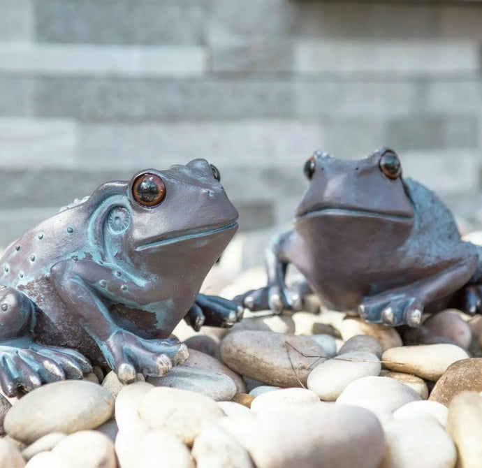 2 x  Frogs Garden Ornaments Bronze Effect